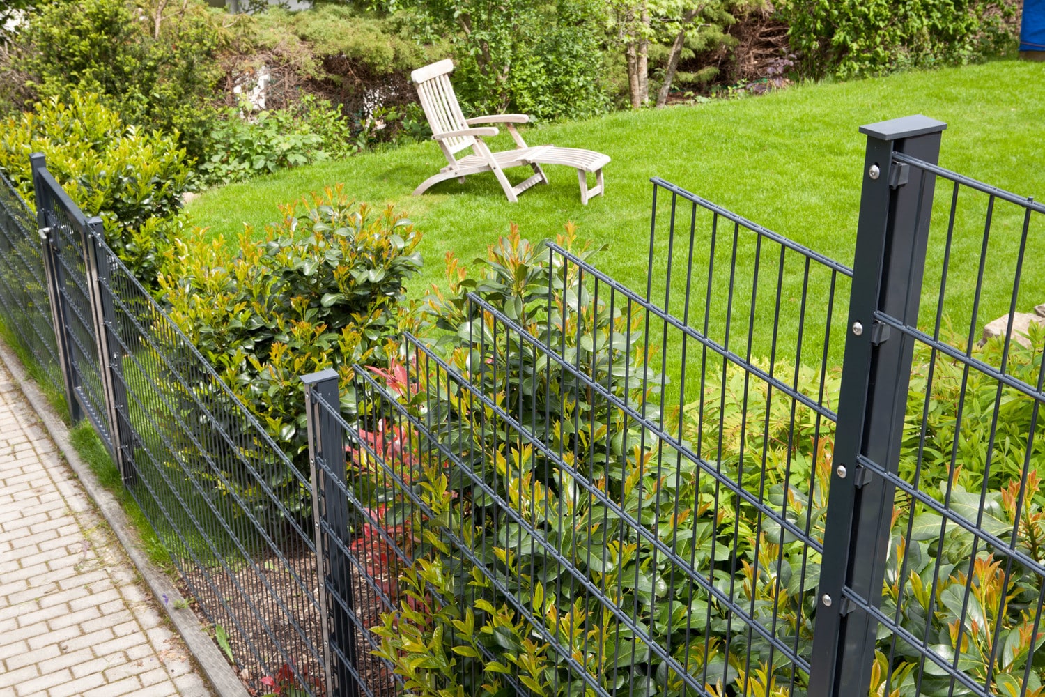 Anthrazitfarbene Doppelstabgittermatte als Einfassung eines Gartengrundstücks