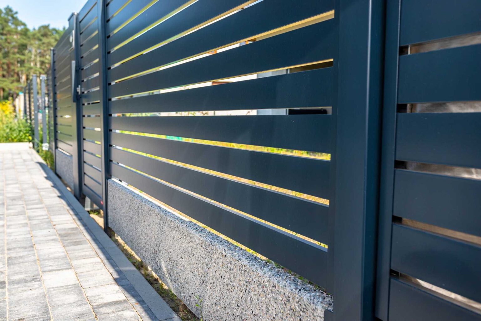 Moderner Metallzaun in Anthrazit mit waagerechten Profilen