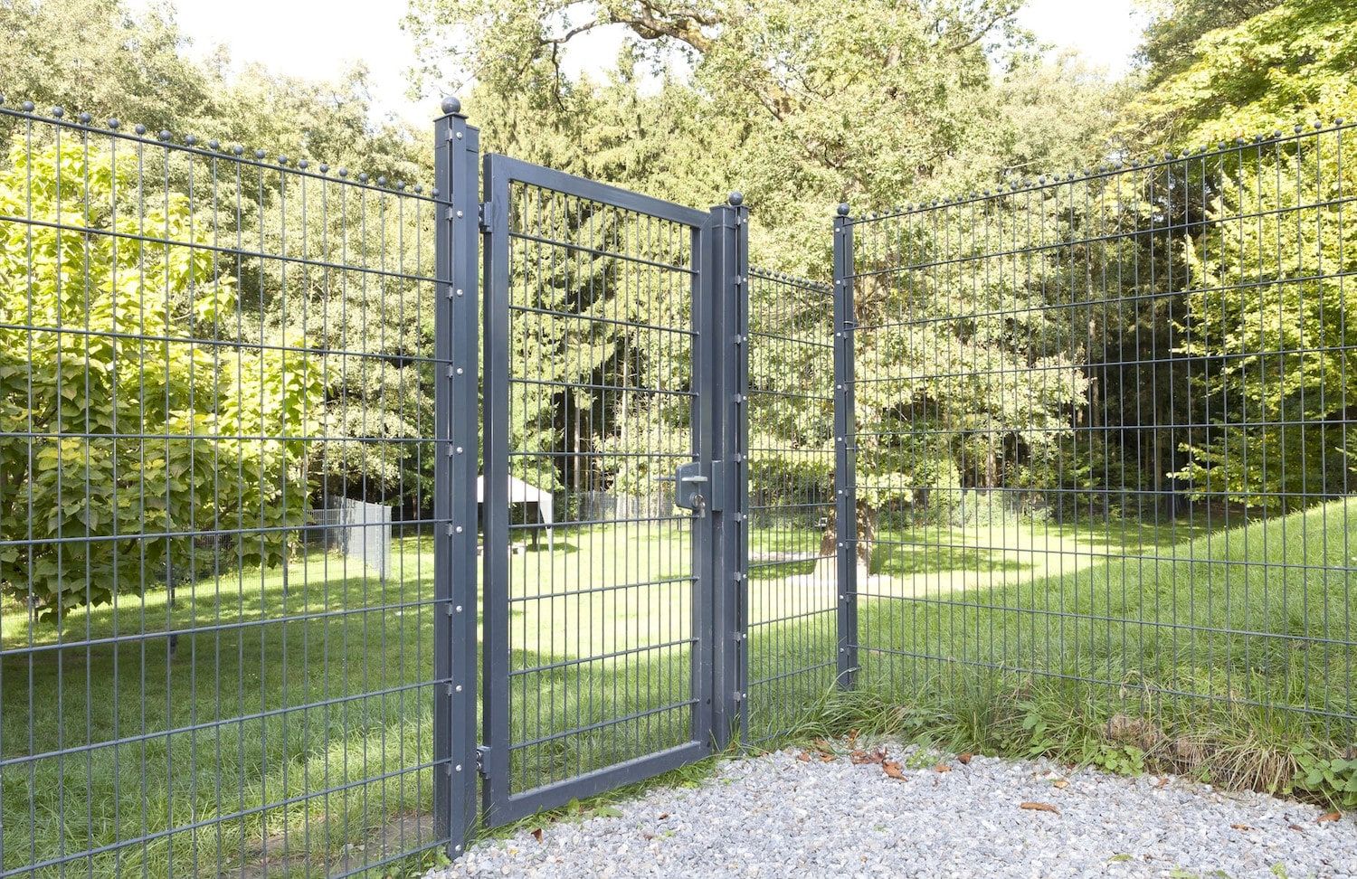 Einflügeliges Gartentor in einer Doppelstabmatten-Zaunanlage am Grundstücksrand