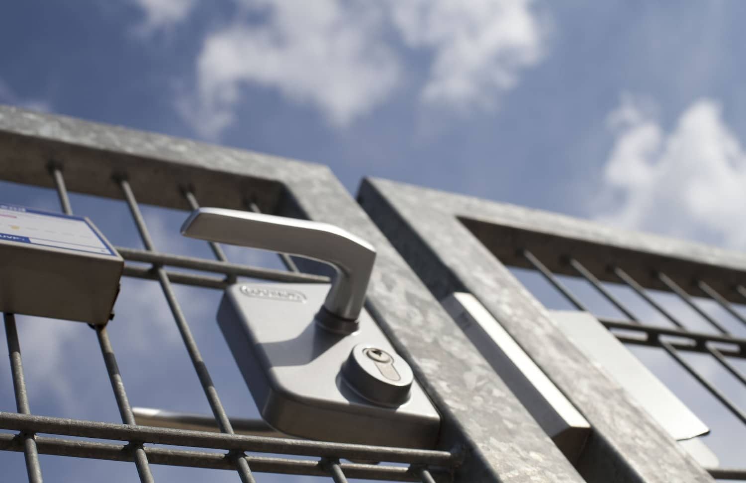 Schloss mit Drücker an einem verzinkten Tor – Ausführung 6