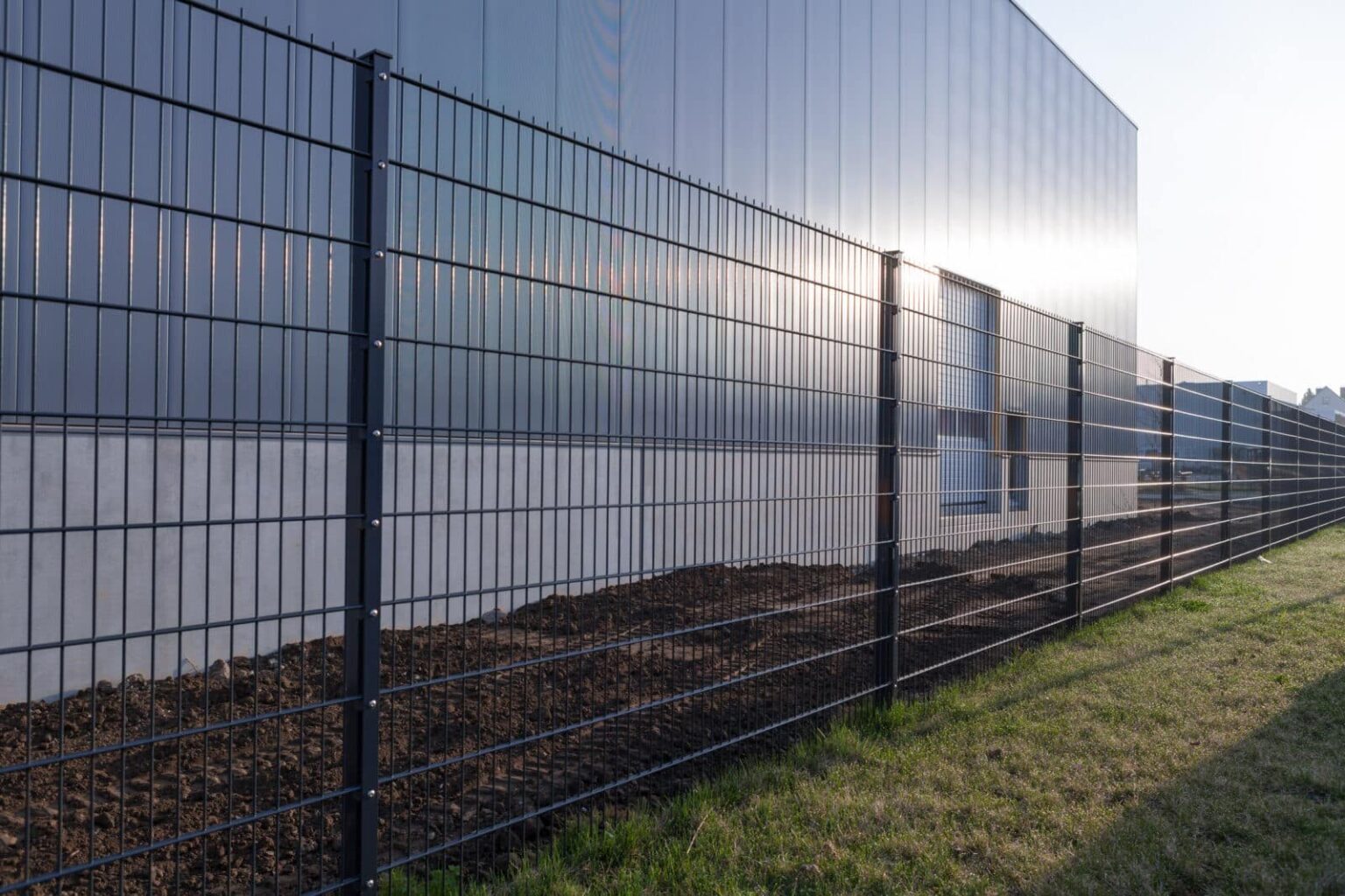 Hoher Sicherheitszaun mit engmaschigen Matten