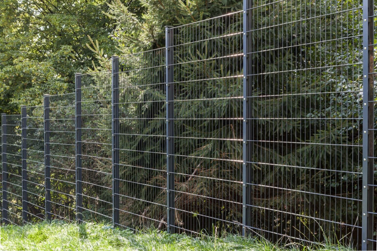Drahtzaunanlage entlang eines Geländes