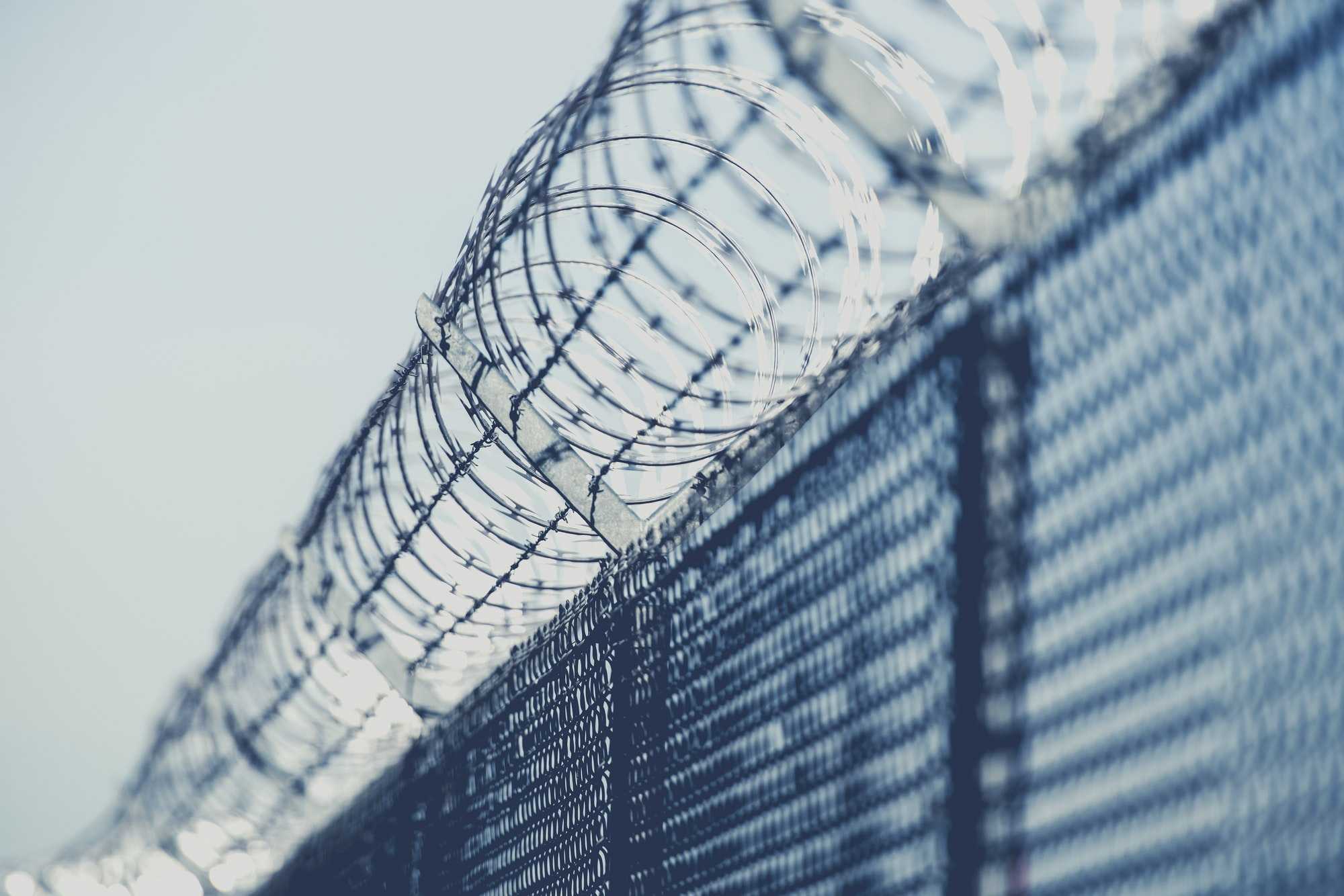 Sicherheitszaun mit Übersteigschutz an einem Sperrbereich