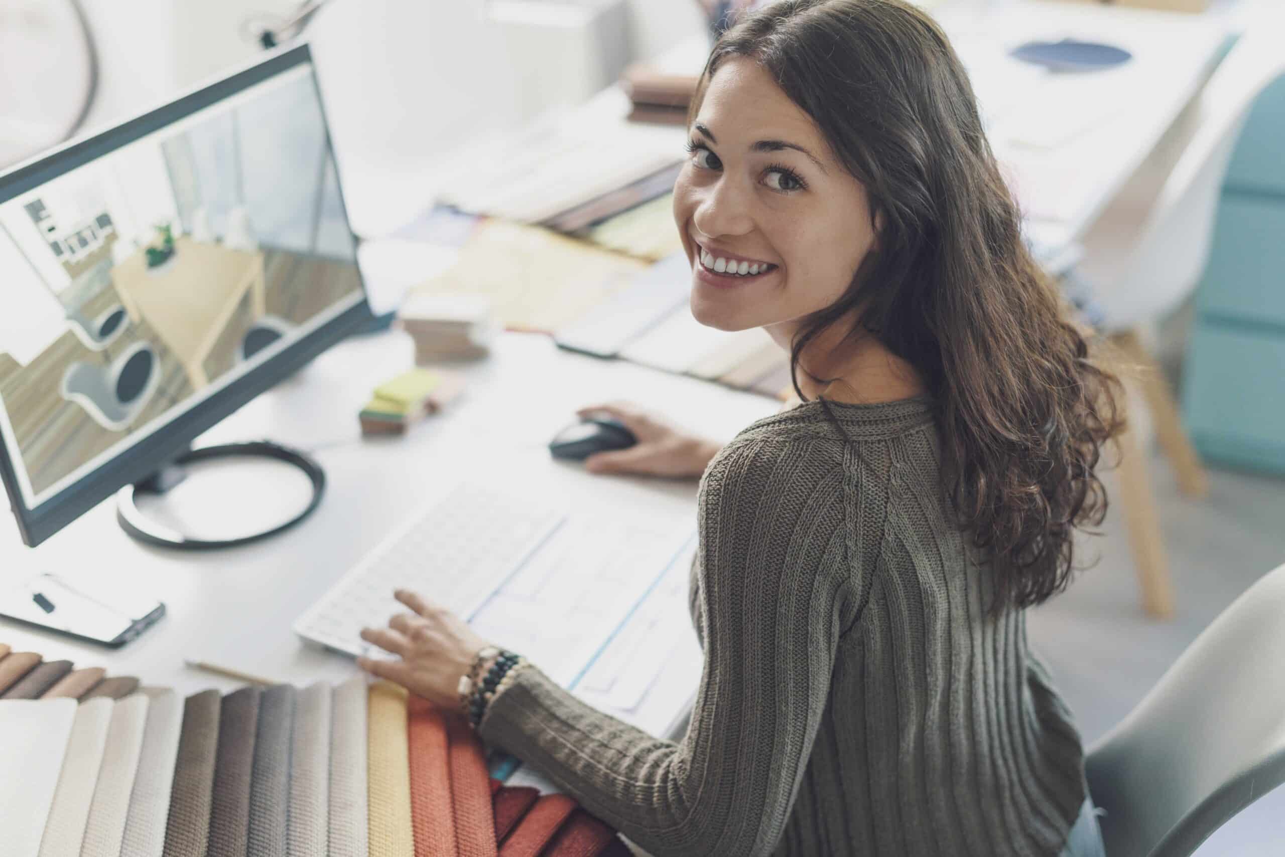 Mitarbeiterin am Schreibtisch im Büro