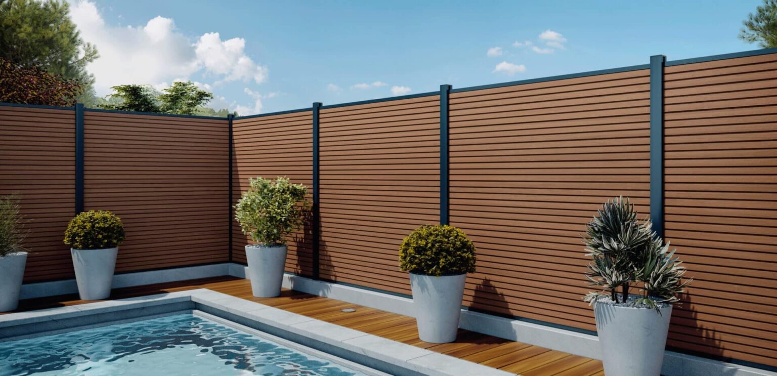Sichtschutzzaun aus Holz-Komposit in Teakoptik an einem Pool