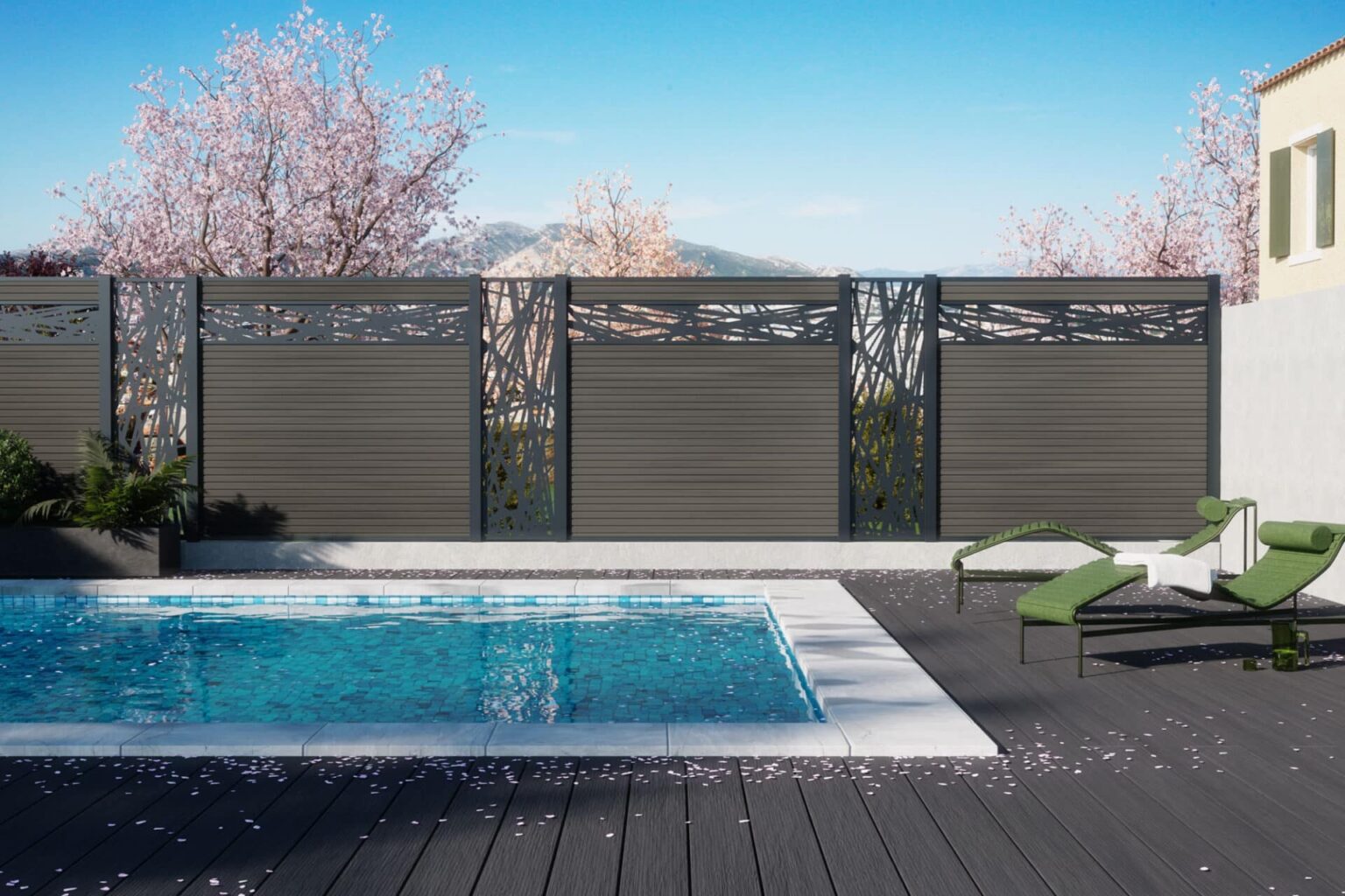 Sichtschutzzaun am Pool mit vollhohen lasergeschnittenen Gitterfeldern zwischen geschlossenen Paneelen