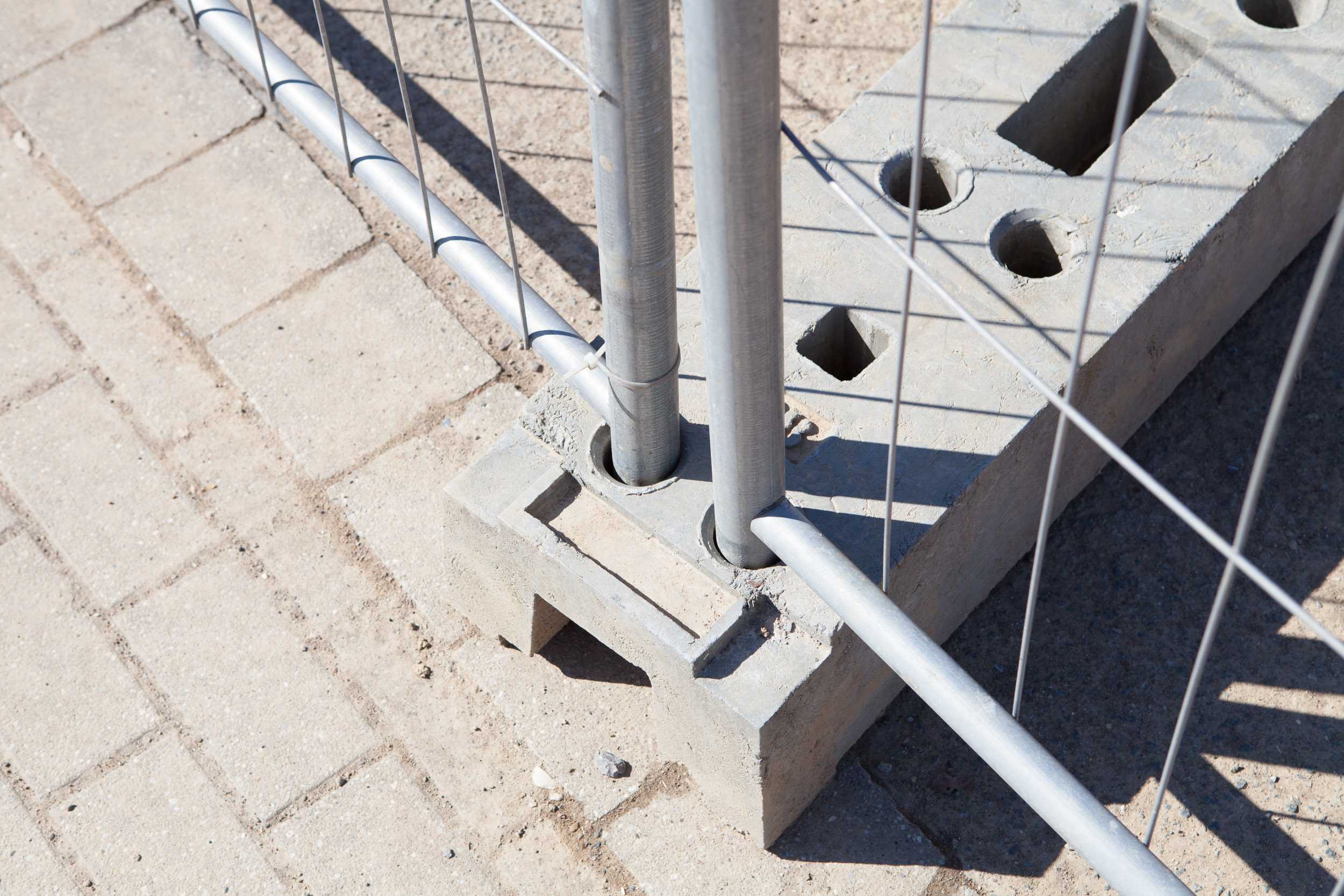 Mobiles Zaunelement auf einem Betonfuß als temporäre Absperrung