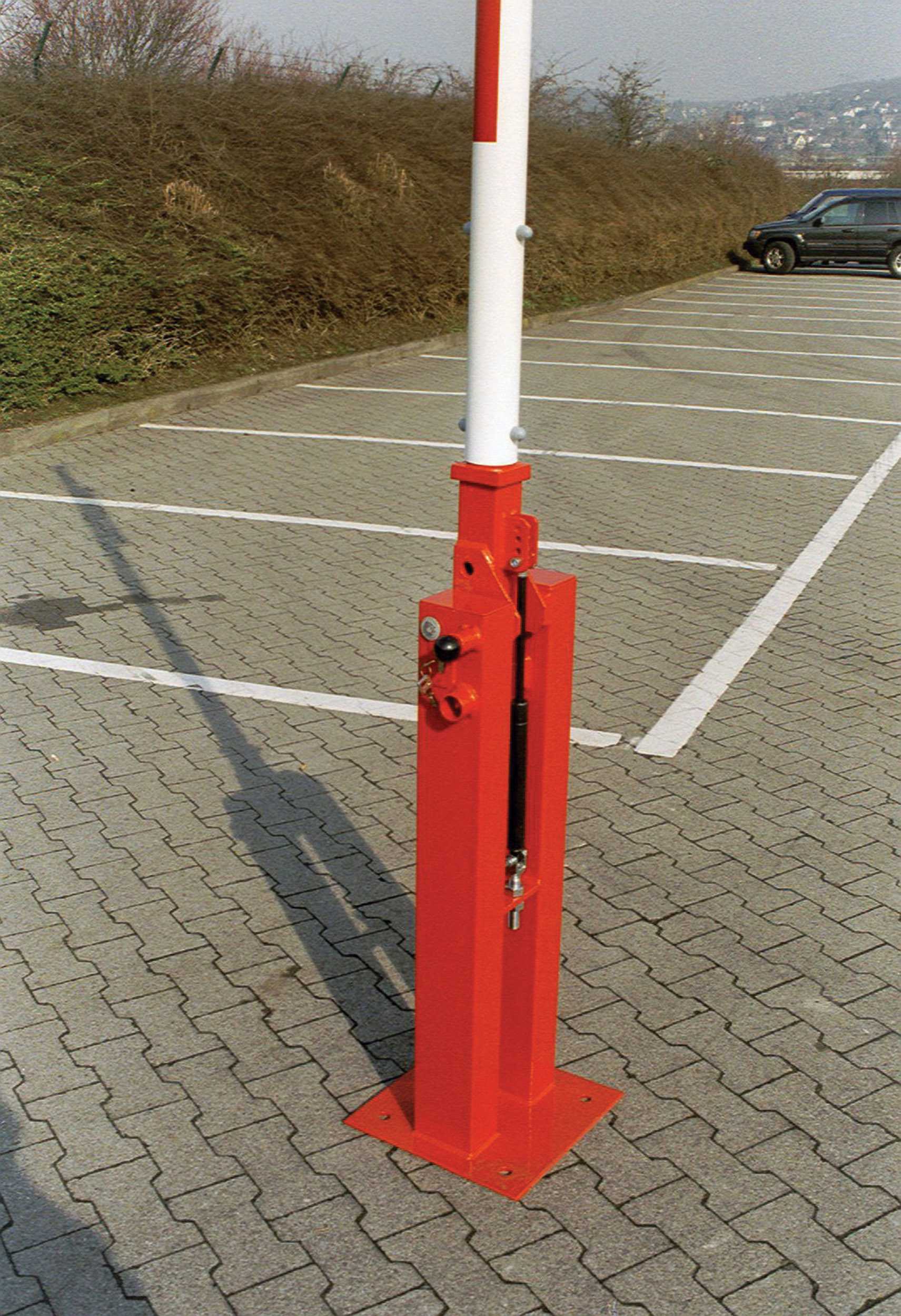 Handschranke an einem Parkplatz als Alternative zum Schiebetor