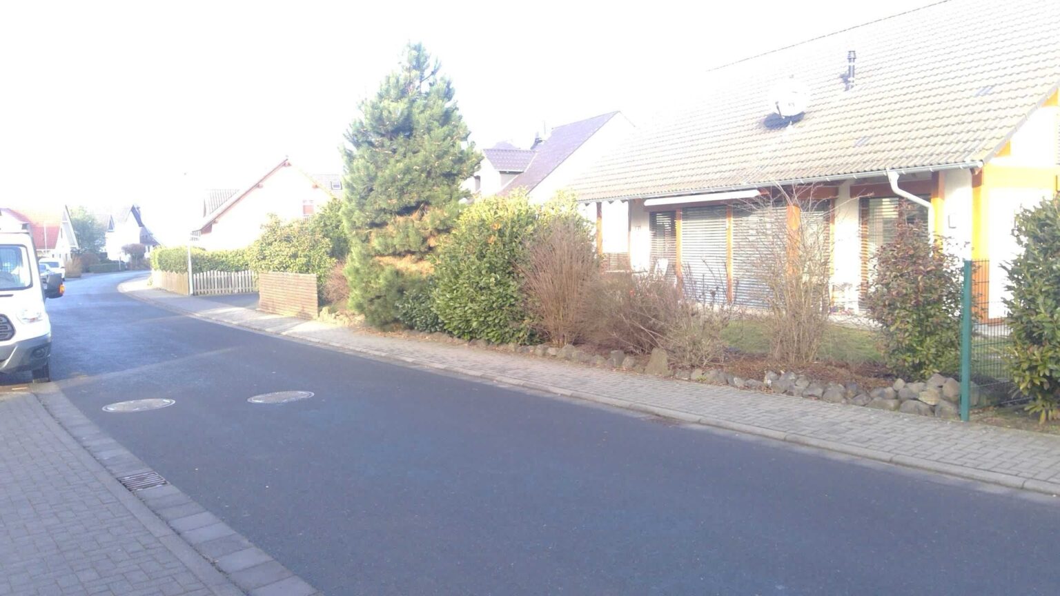 Wohnstraße mit Lattenzaun und grünem Doppelstabzaun – Projektfoto 8
