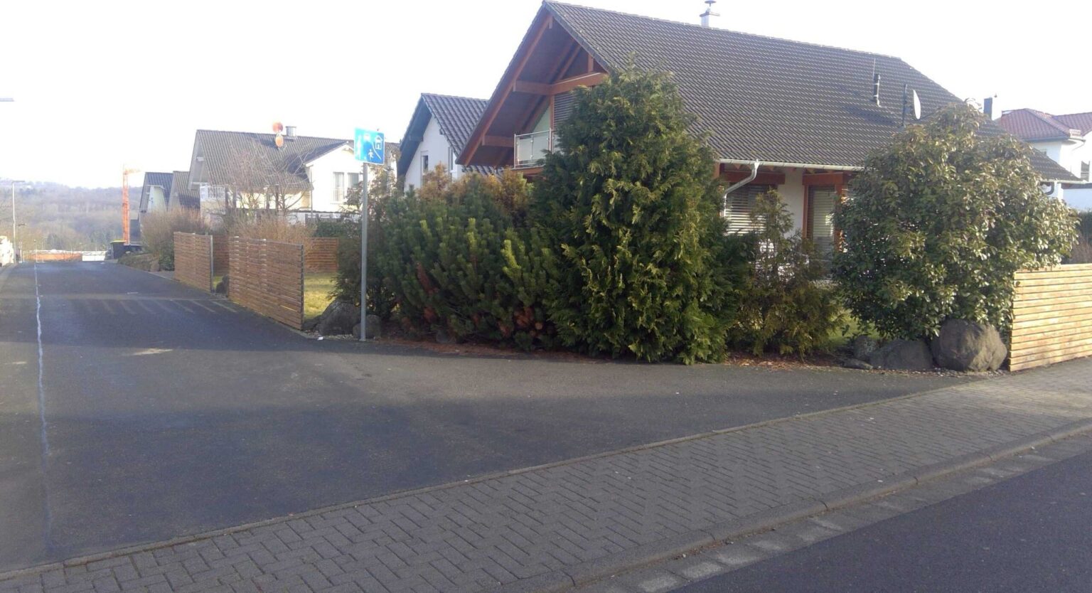 Waagerechte Holzzäune als Einfriedung in einem Wohngebiet