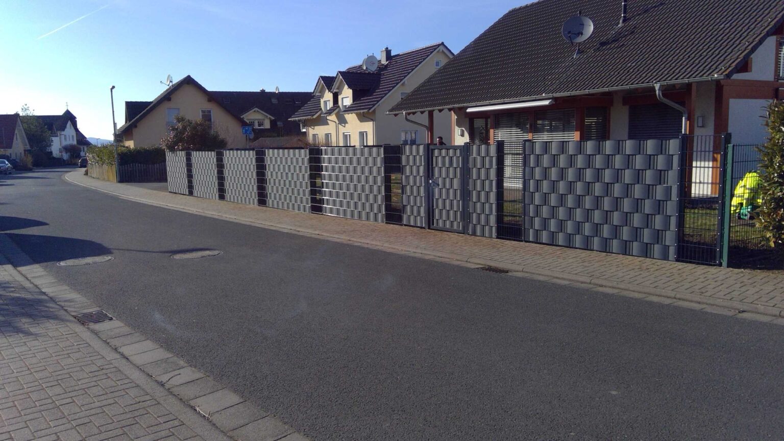 Langer Doppelstabzaun mit Sichtschutzstreifen und Tür – Projektfoto 12