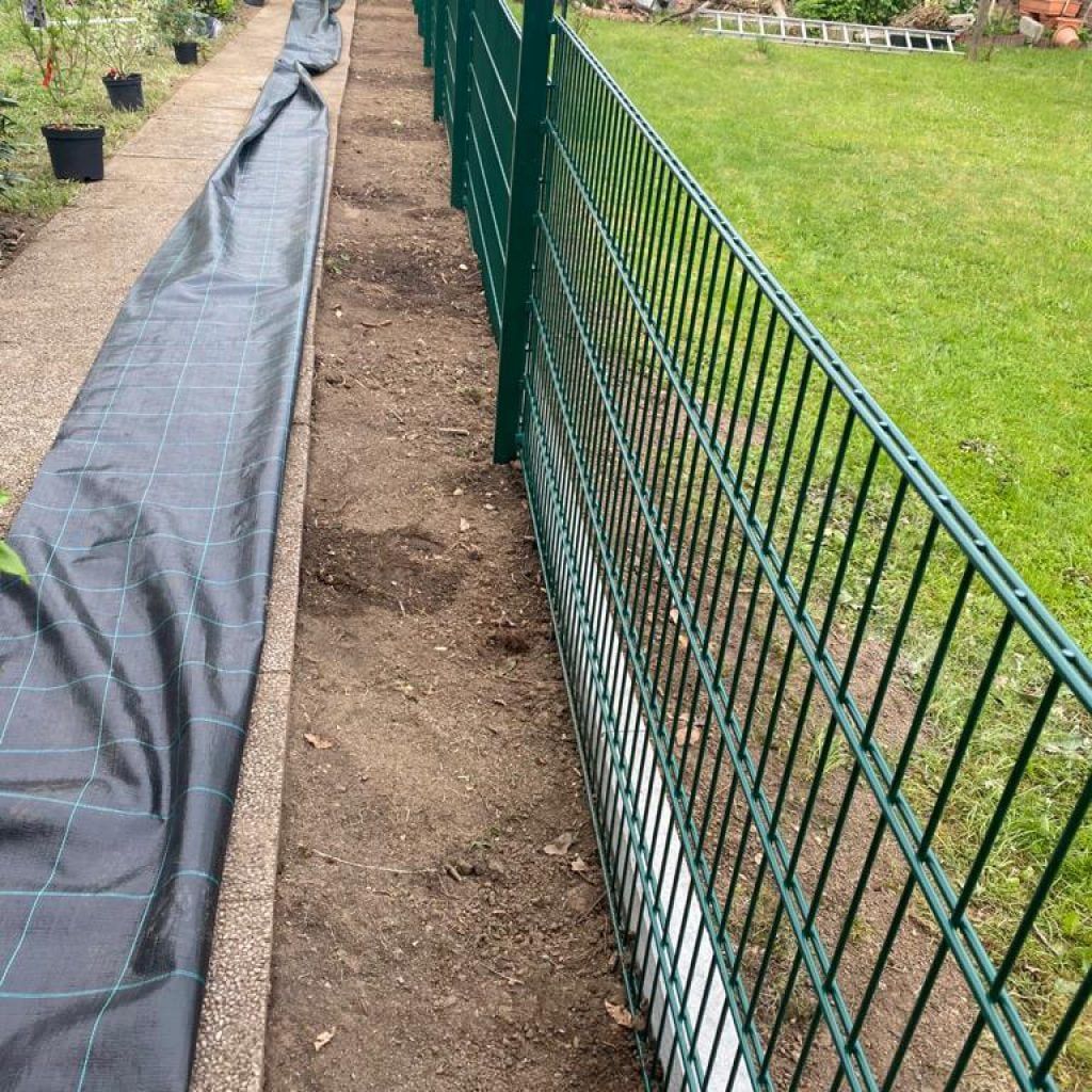 Grüner Doppelstabmattenzaun an Gartengrenze mit Unkrautvlies – Projektfoto 2