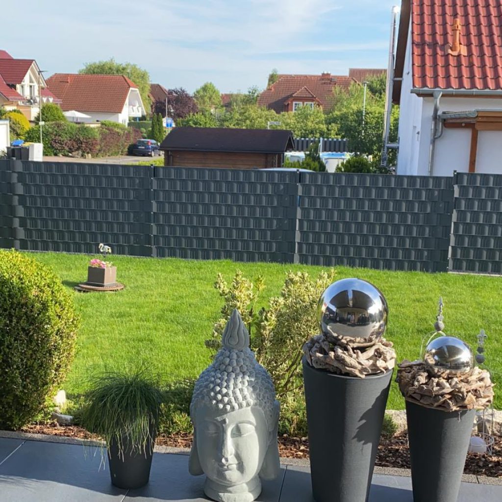 Doppelstabmattenzaun mit Sichtschutzstreifen um einen fertigen Garten – Projektfoto 4