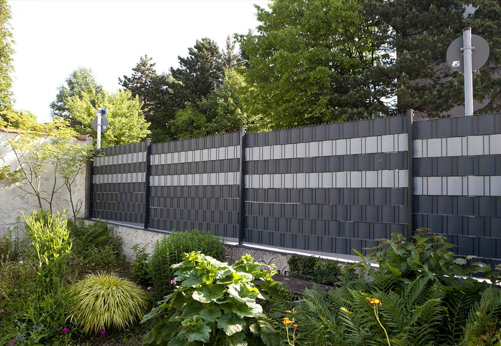 Doppelstabmattenzaun mit anthrazitfarbenen und hellgrauen Sichtschutzstreifen
