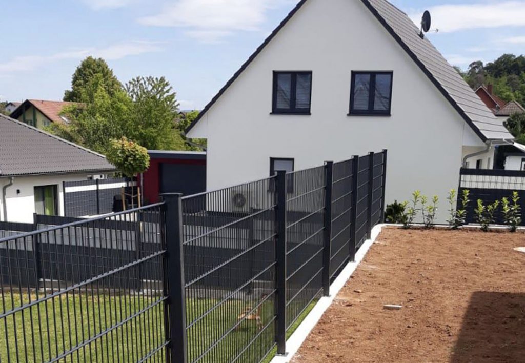 Doppelstabmattenzaun auf Betonsockel an einem Wohnhaus – Ausführungsbeispiel 5