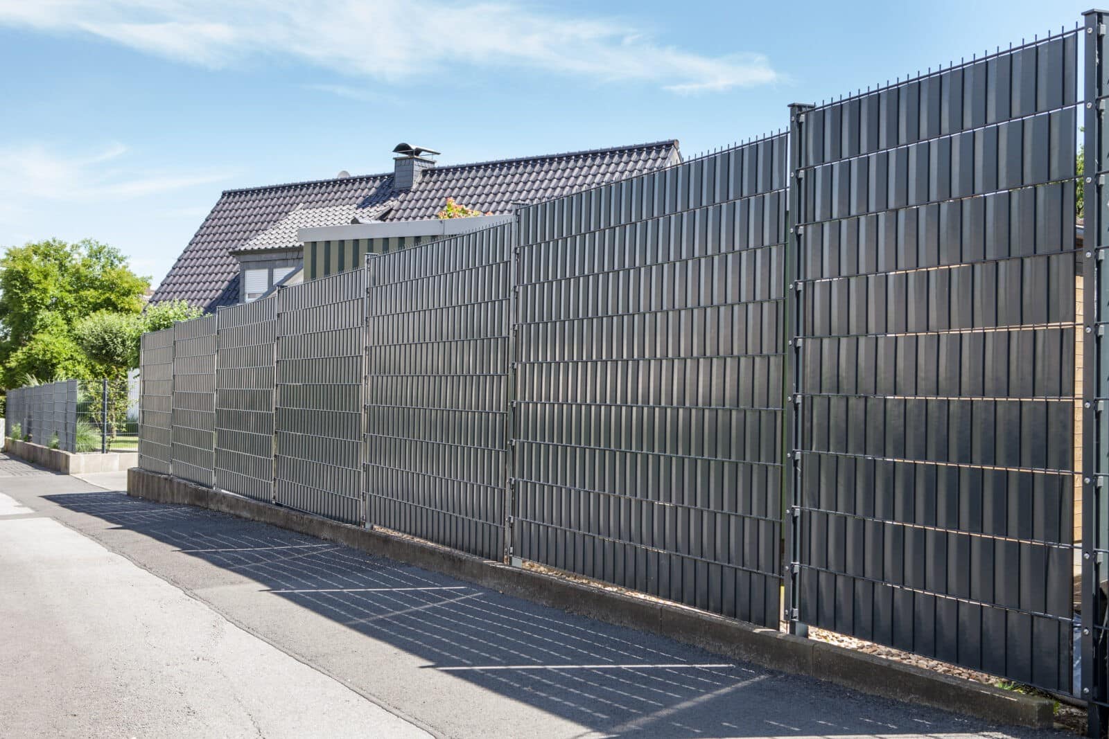 Flecht-Sichtschutzzaun in Anthrazit entlang einer Straße