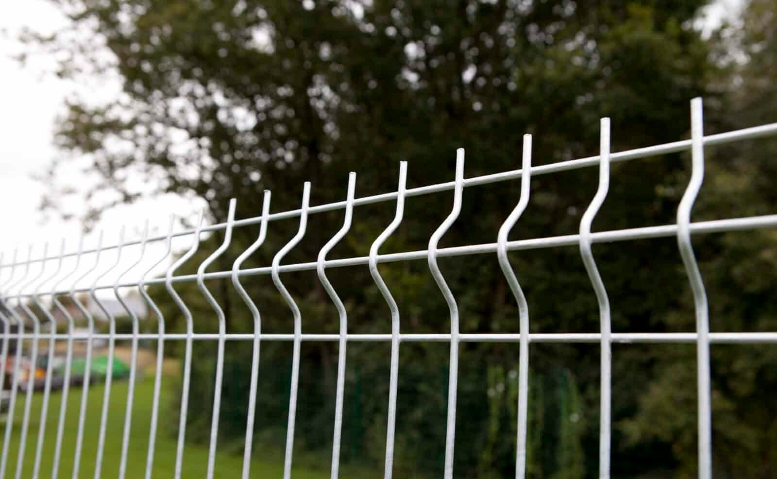 Verzinkter 3D-Stabmattenzaun vor einer Grünfläche